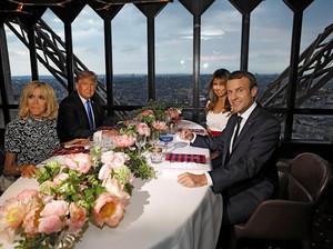 Romantis, Saat Presiden AS dan Prancis Double Date di Menara Eiffel