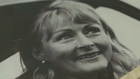 Renault mengajak wanita berusia 79 tahun bernama Rosemary Smith asal Dublin, Irlandia untuk menjajal mobil F1 Renault. Rosemary dahulunya merupakan salah satu pebalap reli. Foto: Pool (Youtube)