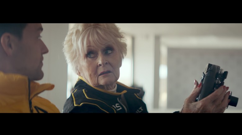 Orang Tertua yang Kendarai Mobil F1. Foto: Screenshot Youtube Renault Sport Orang Tertua yang Kendarai Mobil F1. Foto: Screenshot Youtube Renault Sport