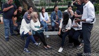 Bersama teman kuliahnya, ia berbincang banyak hal.