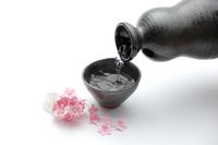Tradisi minum sake di Jepang.