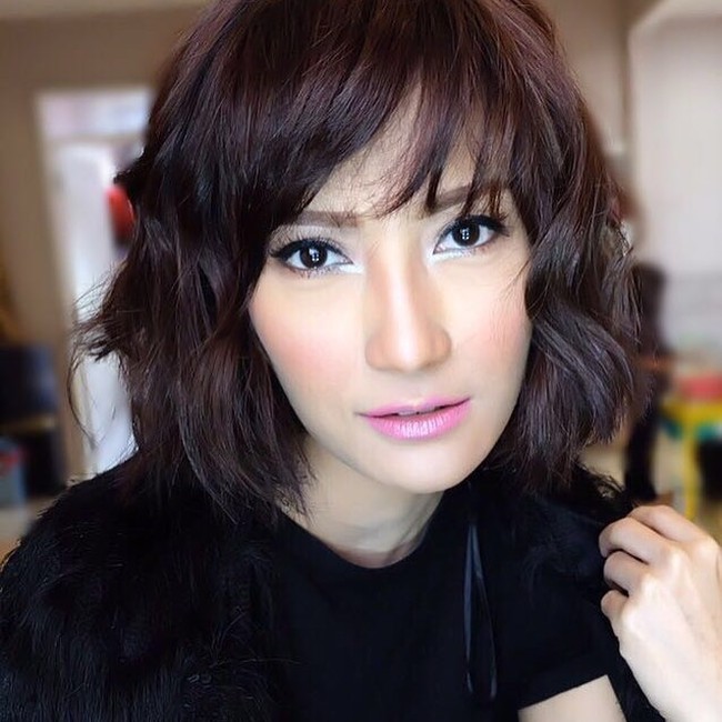 Didandani ala wanita Korea dengan pulasan blush on pink dan lipstik pink, Artika tidak terlihat seperti wanita yang sudah berusia 37 tahun. Foto: Dok. Instagram Artika Sari Devi