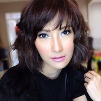 Didandani ala wanita Korea dengan pulasan blush on pink dan lipstik pink, Artika tidak terlihat seperti wanita yang sudah berusia 37 tahun. Foto: Dok. Instagram Artika Sari Devi