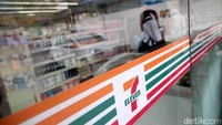 Masih terpampang jelas logo 7-Eleven di atas pintu masuk.