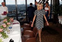 Adu Gaya Melania Trump dan Briggite Macron Saat 'Double Date' di Eiffel