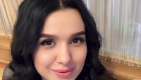 Nilufar Usmonova adalah wanita kelahiran Uzbekistan. Ia dikenal sebagai penyanyi solo dan aktris. Foto: Dok. Instagram Nulufar Usmononva