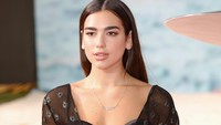 Dua Lipa tampil fresh dengan gaun hitamnya. Foto: Tristan Fewings/Getty Images