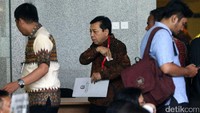 Sebelumnya, nama Setya Novanto kembali disebut jaksa dalam sidang tuntutan terdakwa Irman dan Sugiharto pada Kamis (22/6). Setya disebut bersama-sama dengan 6 orang lainnya termasuk dua terdakwa e-KTP.