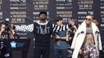 Mayweather Lempar Dolar ke Muka McGregor