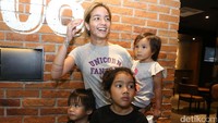 Ia tampak menemani ketiga buah hatinya tersebut. Pool/Palevi S/detikFoto.