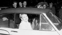 Rosemary merupakan orang tertua di dunia yang mengendarai mobil F1 bertenaga 800 daya kuda, Foto: Pool (Youtube)