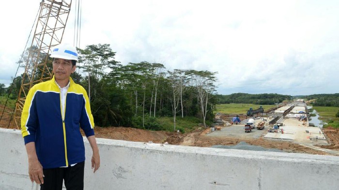 Bukan Bomber, Ini Jaket Baru Jokowi yang Mencolok  Saat Blusukan
