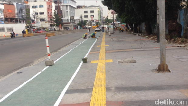 Revitalisasi trotoar Jalan Jatinegara, Jakarta Timur.