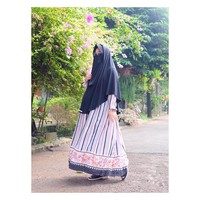 Setelah memutuskan bercadar lantas tidak harus tampil kaku dalam balutan busana serba hitam. Gaya hijab ala Ressa Rere ini bisa menjadi inspirasi keseharian Anda. Gamis motif yang cantik disertai khimar dan cadar hitam membuat penampilan tetap seimbang serta tak terlihat mencolok. Foto: Dok. Instagram @ressarere