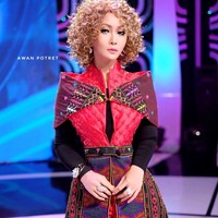 Mirip wanita latin dengan tatanan rambut warna emas dan ikalnya. Foto: Dok. Instagram/@inul.d