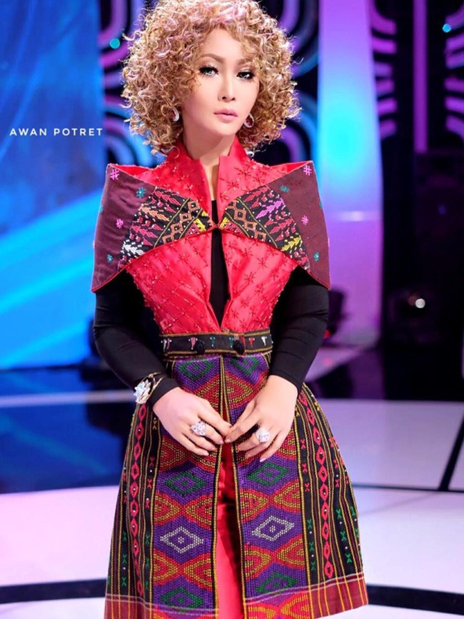 Mirip wanita latin dengan tatanan rambut warna emas dan ikalnya. Foto: Dok. Instagram/@inul.d