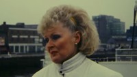 Renault mengajak wanita berusia 79 tahun bernama Rosemary Smith asal Dublin, Irlandia untuk menjajal mobil F1 Renault. Rosemary dahulunya merupakan salah satu pebalap reli. Foto: Pool (Youtube)
