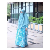Tampil cerah dengan pilihan hijab warna cerah seperti biru muda. Ressa Rere memadankan khimar dan cadar polos serta gamis bermotif. Corak pada gamisnya memberikan sentuhan yang ceria. Foto: Dok. Instagram @ressarere
