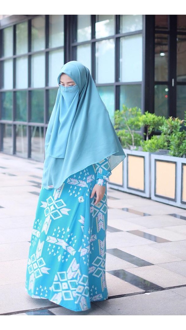 Tampil cerah dengan pilihan hijab warna cerah seperti biru muda. Ressa Rere memadankan khimar dan cadar polos serta gamis bermotif. Corak pada gamisnya memberikan sentuhan yang ceria. Foto: Dok. Instagram @ressarere