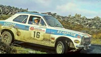 Renault mengajak wanita berusia 79 tahun bernama Rosemary Smith asal Dublin, Irlandia untuk menjajal mobil F1 Renault. Rosemary dahulunya merupakan salah satu pebalap reli. Foto: Pool (Youtube)