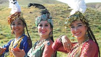 Para penari tradisional di Uzbekistan. Foto: Internet