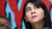 Tatapan mata indahnya bikin deg-degan ya guys.