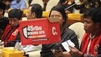 PP Pemuda Muhammadiyah membawa kotak petisi penolakan angket yang sudah ditanda tangani lebih dari 45 ribu orang pada saat pertemuan.