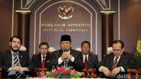 Musyawarah kekeluargaan tersebut digelar di lantai 4 Gedung MK, Jalan Medan Merdeka Barat No 6, Jakpus, Jumat (14/7/2017).
