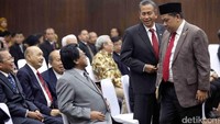 Ketua DPD Oesman Sapta Odang berbincang dengan Wakil Ketua DPR Fahri Hamzah di sela-sela menghadiri pengucapan sumpah Ketua MK Arief Hidayat.