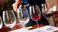 Segelas wine memang bias membantu tidur nyenyak. Tetapi jika terlalu banyak Anda justru akan terbangun tengah malam karena ingin kencing.Foto: AFP