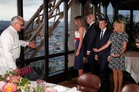 Adu Gaya Melania Trump dan Briggite Macron Saat 'Double Date' di Eiffel