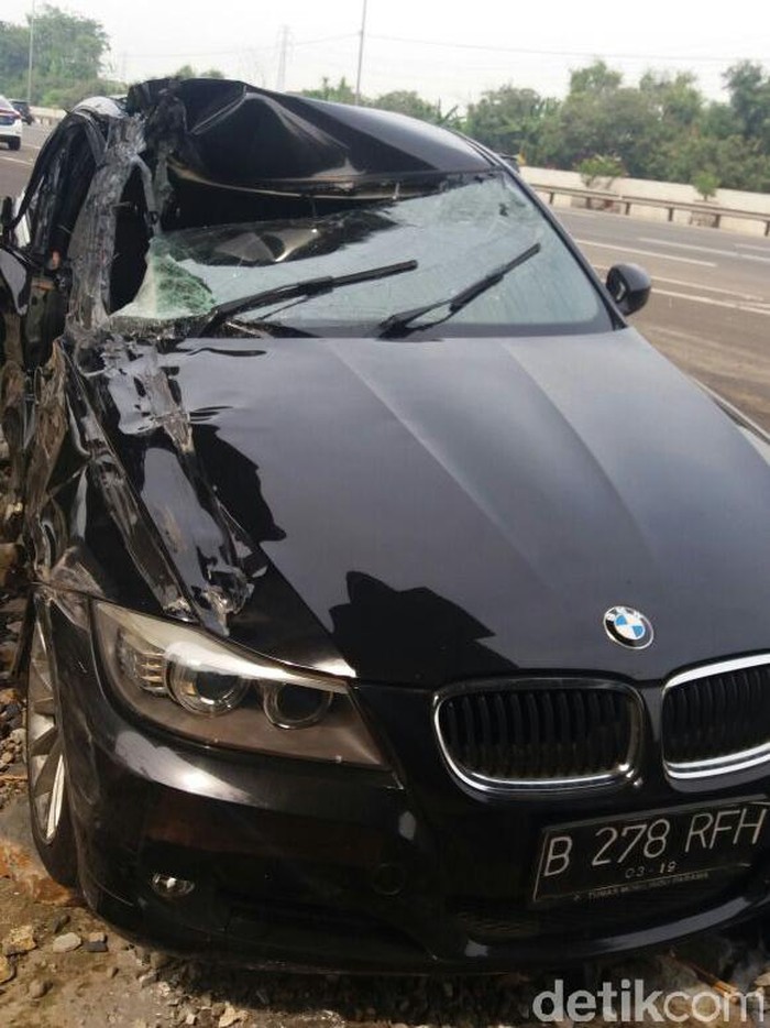 Tabrakan dengan Pikap, BMW Ringsek di Tol Jagorawi