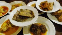 Kalau ke kawasan Menteng, bisa coba rendang di Natrabu. Rendang coklat kehitaman ini jadi salah satu favorit pengunjung.