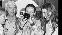 Renault mengajak wanita berusia 79 tahun bernama Rosemary Smith asal Dublin, Irlandia untuk menjajal mobil F1 Renault. Rosemary dahulunya merupakan salah satu pebalap reli. Foto: Pool (Youtube)