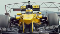 Rosemary merupakan orang tertua di dunia yang mengendarai mobil F1 bertenaga 800 daya kuda itu. Foto: Pool (Youtube)