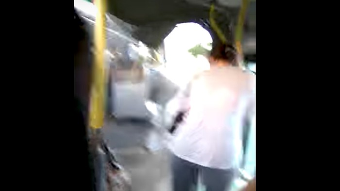Ngeri! Bus Gandeng Patah di Tengah Jalan