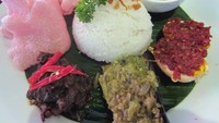 Cikang yang ada di Menteng punya menu Minang Peranakan. Salah satu menunya Nasi Angku atau nasi rames dengan lauk utama rendang. 