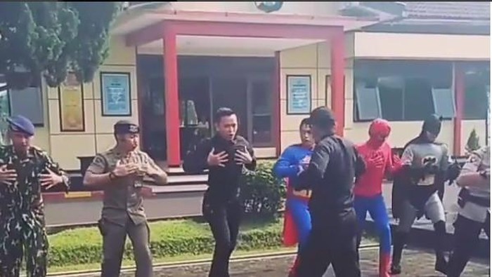 Saat Personel Brimob Aksi Yel-yel Bareng Spider-Man Sampai Batman