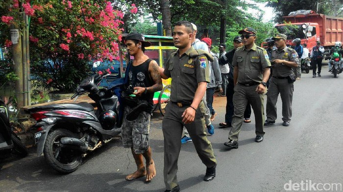 Satpol PP Razia Anak Punk dan Gelandangan di Tambora Jakbar