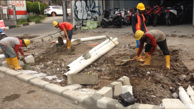 Revitalisasi trotoar Jalan Jatinegara, Jakarta Timur.