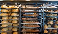 Roti Holland Bakery dapat sertifikat halal.