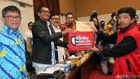 PP Pemuda Muhammadiyah menyerahkan petisi penolakan hak angket yang sudah ditanda tangani lebih dari 45 ribu orang kepada Ketua Angket KPK Agun Gunandjar.