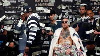 Floyd Mayweather melempar puluhan lembar dolar ke muka McGregor. Noah K. Murray-USA TODAY Sports.