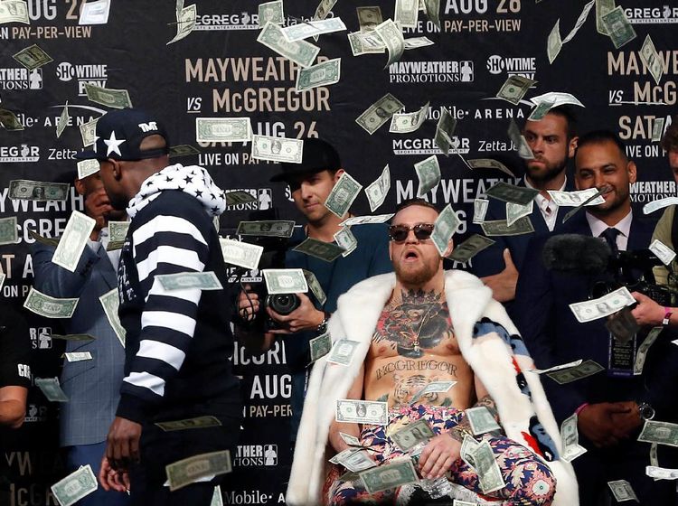Mayweather Lempar Dolar ke Muka McGregor