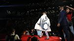 Mayweather Lempar Dolar ke Muka McGregor