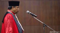 Arief Hidayat disumpah di gedung Mahkamah Konstitusi, Jakarta.