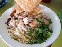 Bakmi Jhon Punya Mi Ayam Jamur Gerobakan dengan Sambal Goreng yang Dahsyat