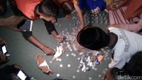 8 Hari tanpa listrik membuat 54 anak yatim di Panti Asuhan Vila Doa Yatim Sejahtera resah saat malam tiba. Mereka terpaksa memecah celengan untuk membayar denda ke PLN senilai Rp 10,3 juta agar listrik kembali menyala.