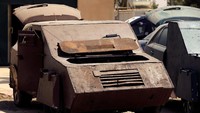 Tampak bagian bodi mobil dilapisi baja agar tahan tembakan saat beraksi. REUTERS/Thaier Al-Sudani.
