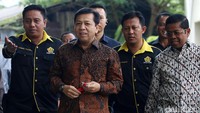 Novanto yang tampak mengenakan kemeja batik warna cokelat itu didampingi Sekjen Golkar Idrus Marham. Mereka berjalan beriringan memasuki lobi KPK.